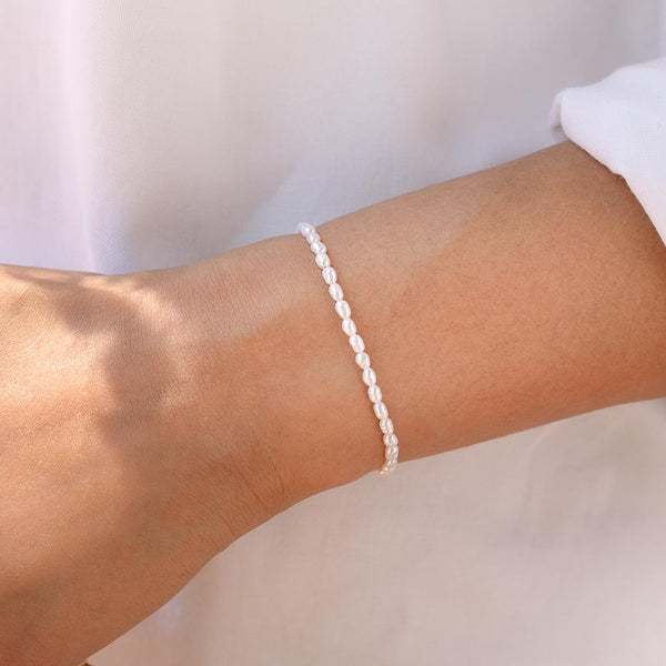 Tiny-Pearl-Bracelet-Tragefoto-